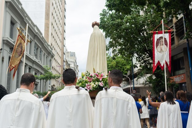 Zdjęcie członkowie kościoła katolickiego podczas procesji na cześć nossa senhora da conceicao da praia w mieście salvador bahia