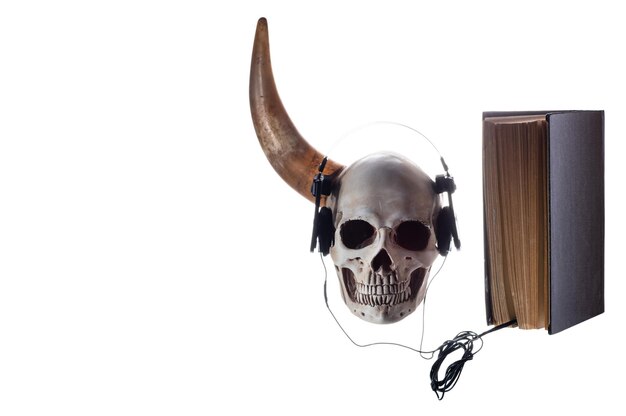 Człowiecza czaszka z rogiem Czaszka z zabawkowymi samochodami Posłuchaj literatury Izolowany