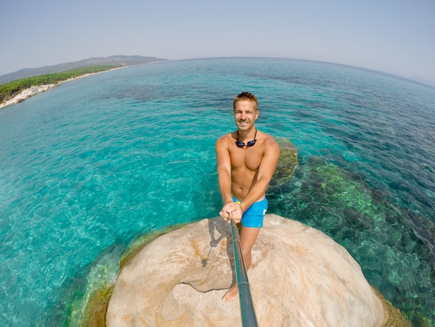 Człowiek Biorąc Selfie Działania Rock Morze Letnie Wakacje.