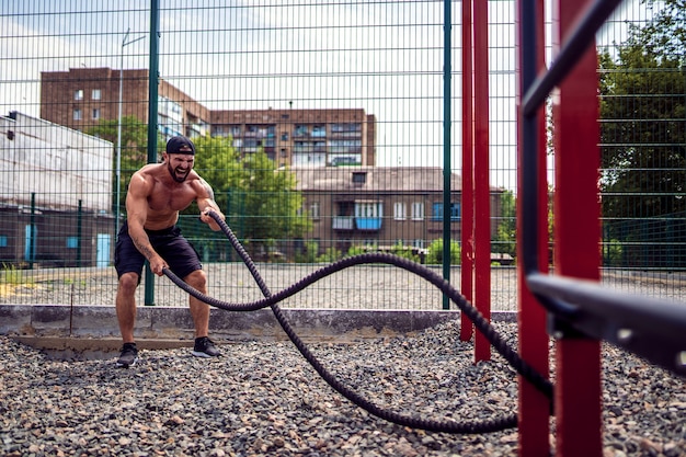 Człowiek Ciężko Pracuje Z Liną