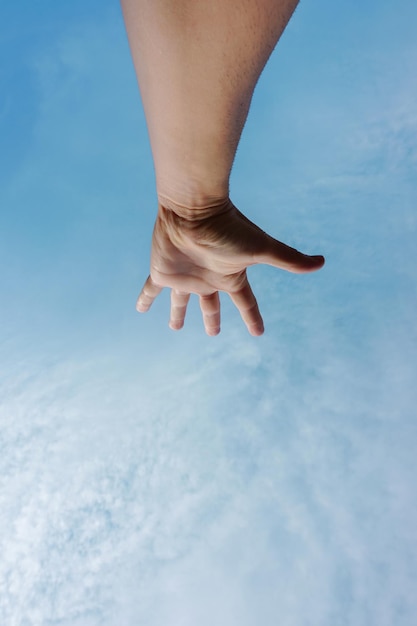 Człowiek Gestujący Ręką I Sięgający Niebieskiego Nieba