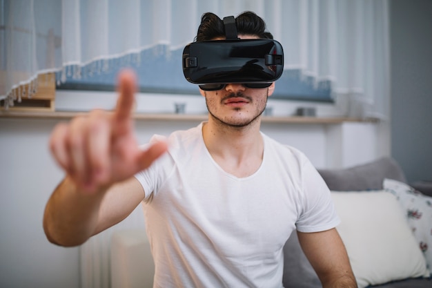 Zdjęcie człowiek interakcyjny z wirtualną rzeczywistością