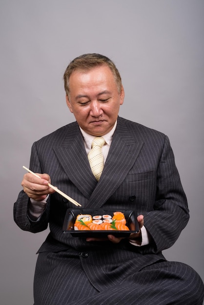 Zdjęcie człowiek jedzący jedzenie
