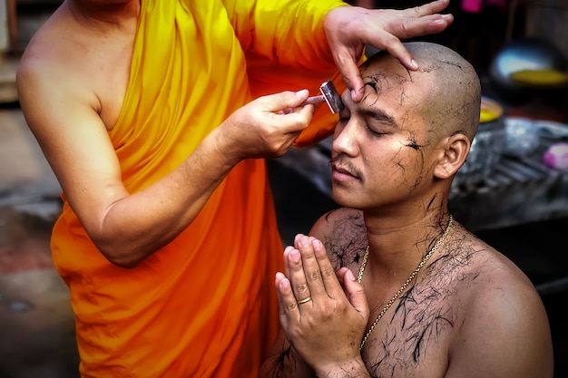 Człowiek jest wyświęcony zgodnie z buddyjskimi zasadami z krótką fryzurą.