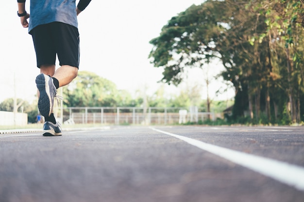 Człowiek jogging rano.