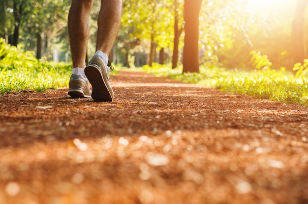 Człowiek jogging w parku wcześnie rano