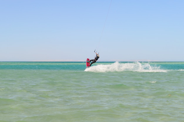 Człowiek kiteboarding na morzu