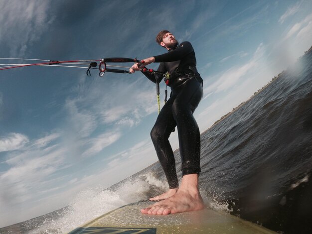 Zdjęcie człowiek kitesurfing