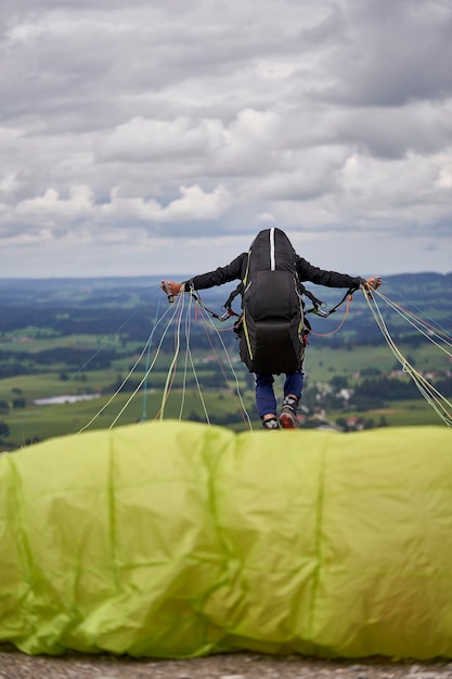 Człowiek Latający Paragliderem Z Góry Na Niebo