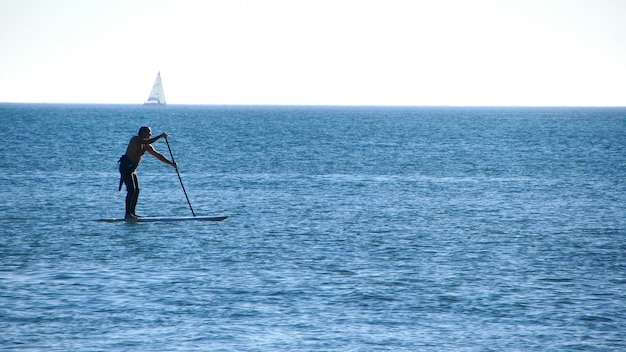 Człowiek łowiący ryby na morzu