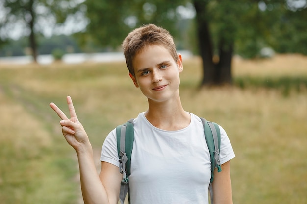 Zdjęcie człowiek na łonie natury, spacery po lesie, aktywny wypoczynek