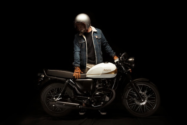 Człowiek na motocykl racer stylu motocykla