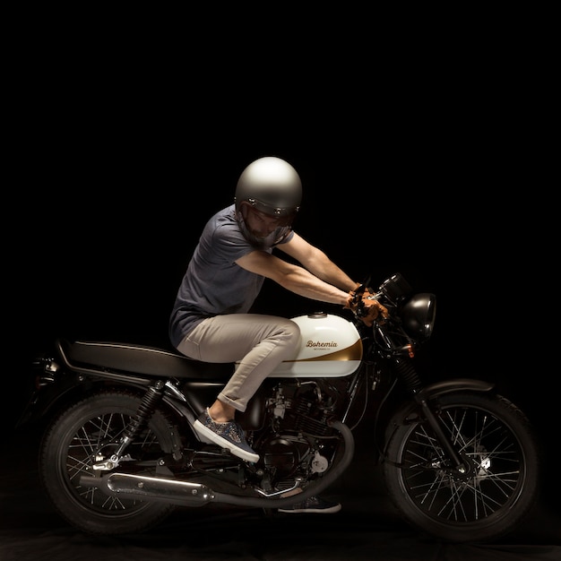 Człowiek na motocykl racer stylu motocykla