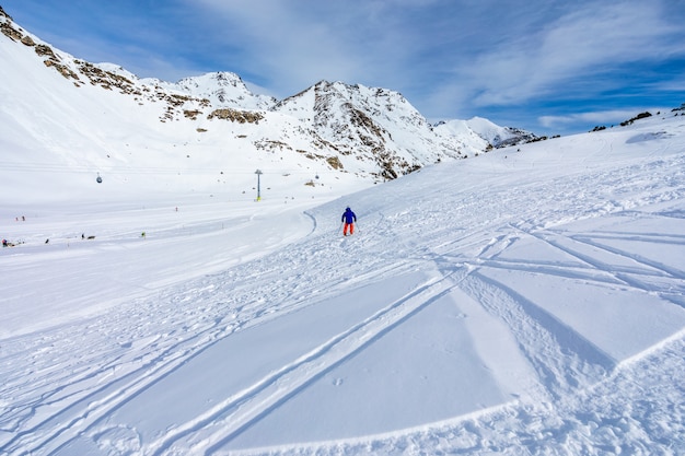 Człowiek na nartach na stokach narciarskich