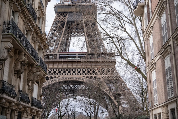 Zdjęcie człowiek na ulicy w paryżu z wieżą eiffla paryż francja