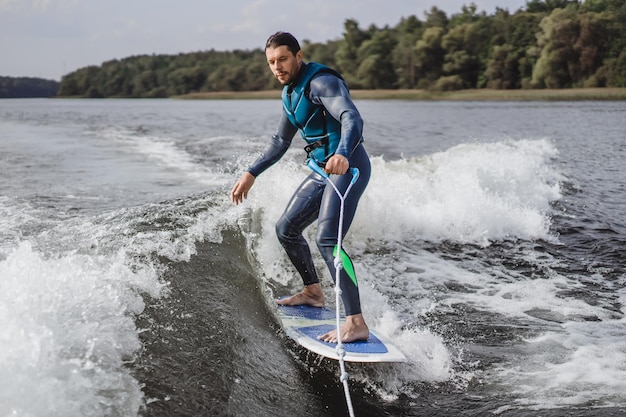 człowiek na wakesurfingu. fala z łodzi.