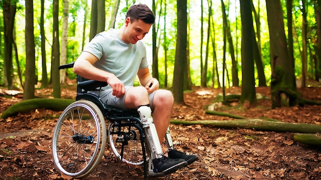 Człowiek na wózku inwalidzkim z zgiętą prawą nogą