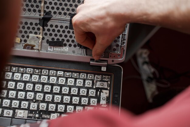 Człowiek naprawia laptopa sam naprawa komputera