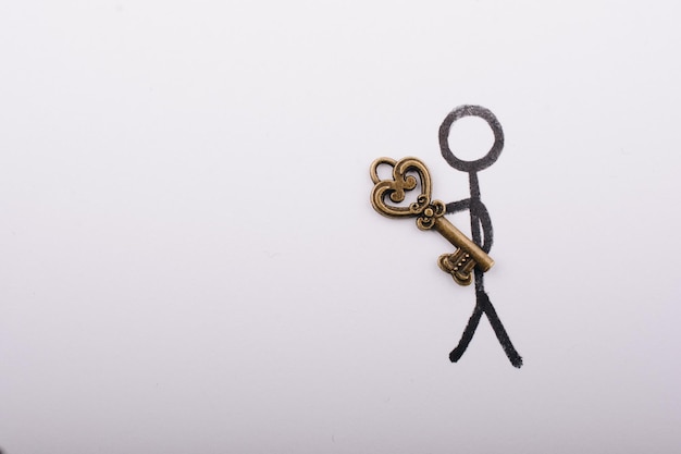 Człowiek niosący klucz w kształcie serca w stylu retro jako koncepcja miłości