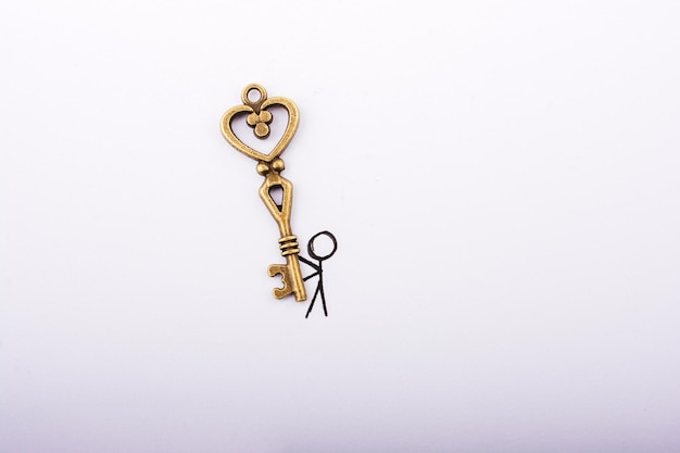 Człowiek niosący klucz w kształcie serca w stylu retro jako koncepcja miłości