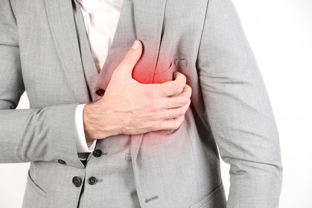 Człowiek o ból w klatce piersiowej atak serca z bliska