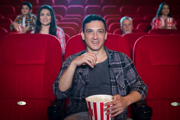 Człowiek ogląda film w kinie