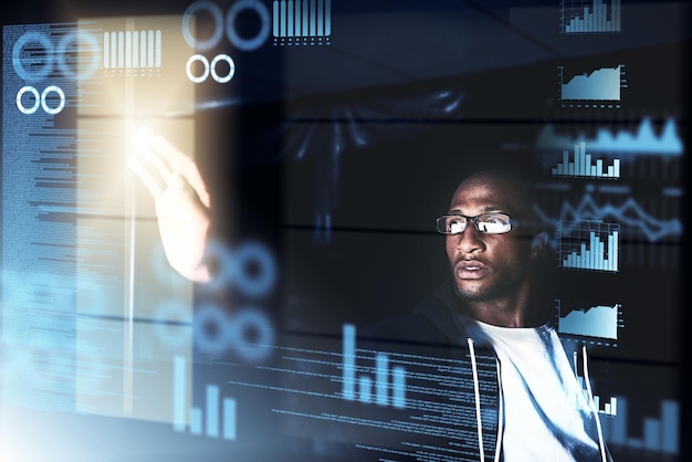 Człowiek okulary i programista w nocy z wyborem hologramów i deską rozdzielczą do projektowania stron internetowych Kodowanie osobiste i przyszła technologia w ciemnym biurze do rozwoju oprogramowania bezpieczeństwa cybernetycznego lub interaktywnej sztucznej inteligencji