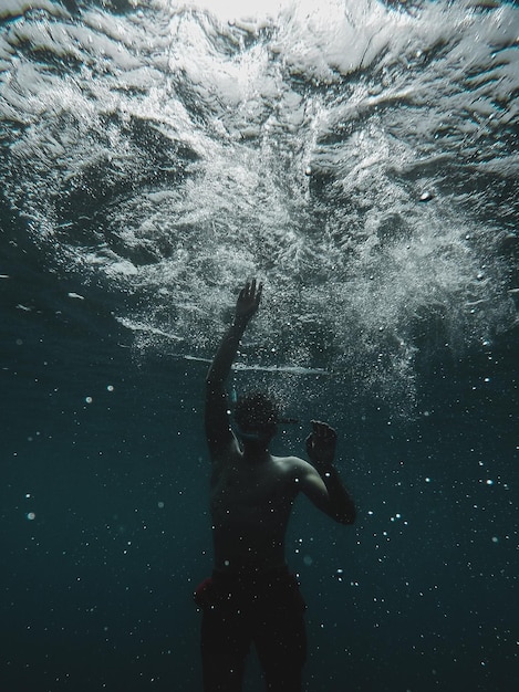 Człowiek pływający pod morzem