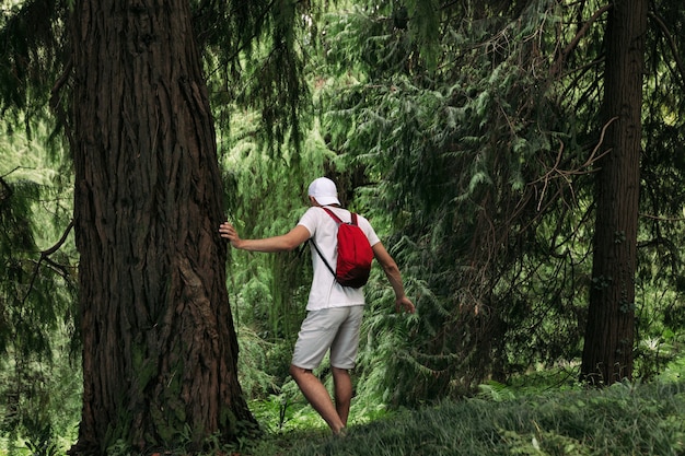 Człowiek podróżnik z plecakiem, spacery po lesie
