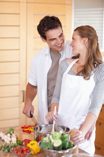 Człowiek pomaga swojej dziewczynie gotowania