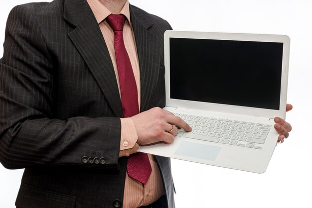 Człowiek posiadający biały laptop