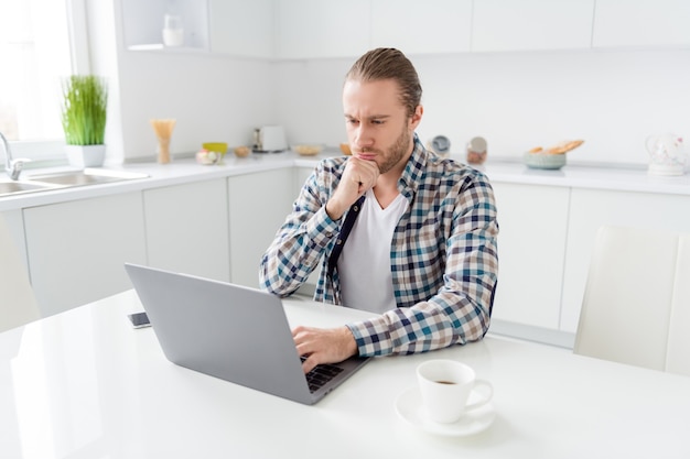 Człowiek Pracuje Na Laptopie W Kuchni