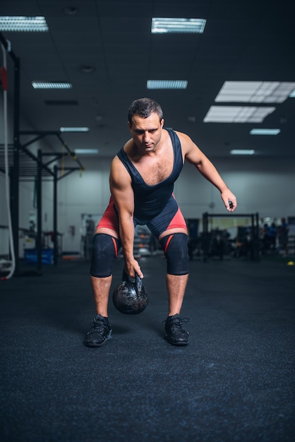 Człowiek Robi ćwiczenia Z Kettlebell W Odzieży Sportowej