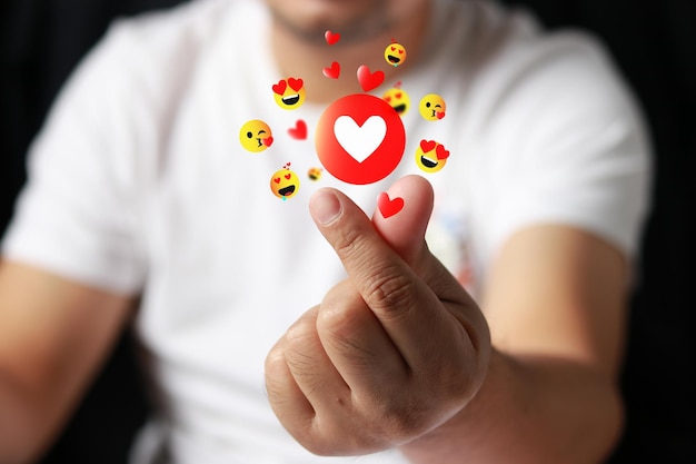 Człowiek robiący serce palcami Rozwijająca się koncepcja miłości Mini serce