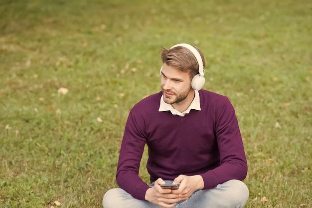 Człowiek Słuchać Muzyki W Słuchawkach Ze Smartfona Przystojny Facet W Słuchawkach Korzystać Z Telefonu Komórkowego Nowoczesnej Technologii życia Odtwarzacz Mp3 Uzyskać Informacje Z Koncepcji E-learningu Książki Audio