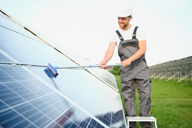 Człowiek sprzątający mycie energii słonecznej