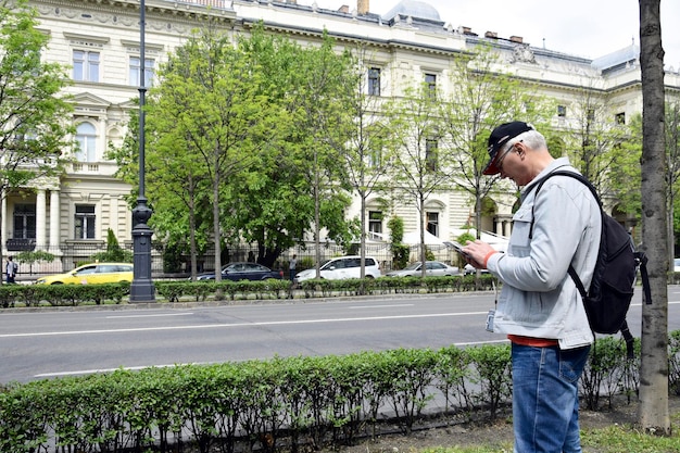 Zdjęcie człowiek stojący na ulicy w mieście