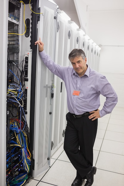 Zdjęcie człowiek stojący obok wieży serwera