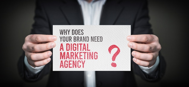 człowiek strategii marketingu cyfrowego agencji pokazujący baner biznesowy wyświetlający karty