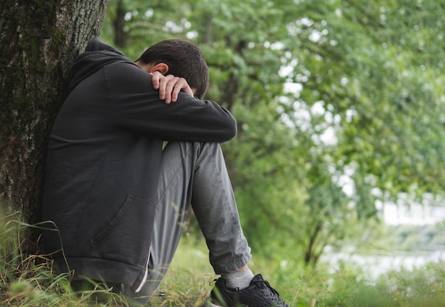 Człowiek stresu. Pojęcie samotnego mężczyzny z problemami psychologicznymi
