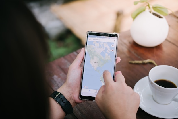 człowiek trzyma smartfon Samsung i za pomocą aplikacji Google Maps do miejsca docelowego