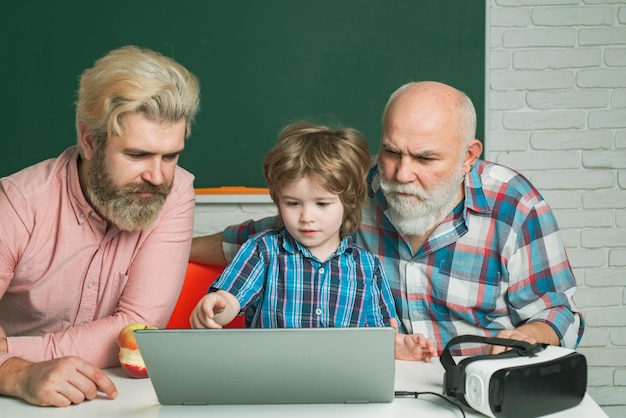 Zdjęcie człowiek w innym, patrząc na ekran laptopa, sieć społecznościowa stary dziadek, ojciec i syn, korzystający z notatnika