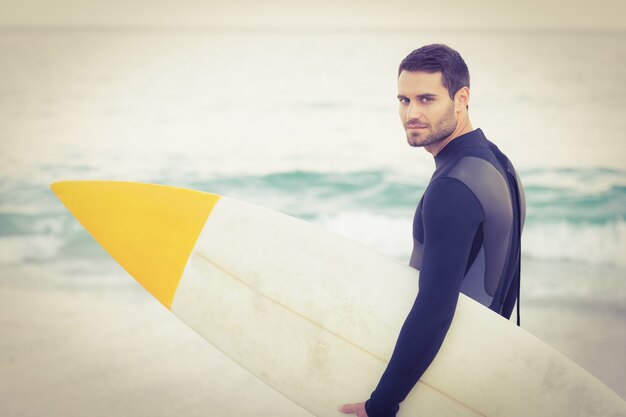 Człowiek w kombinezon z deski surfingowej w słoneczny dzień
