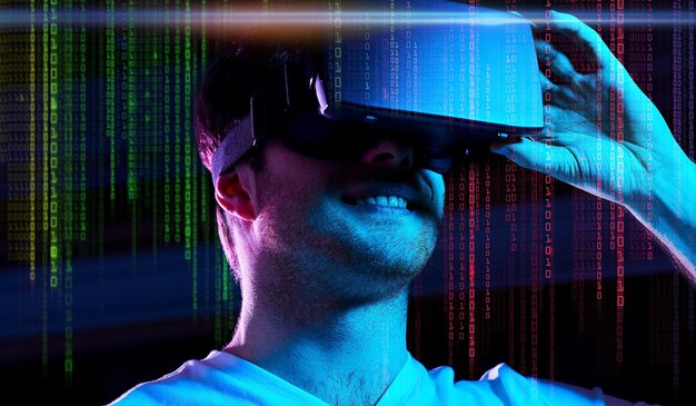 Człowiek w okularach VR nad neonowymi światłami i kodem binarnym