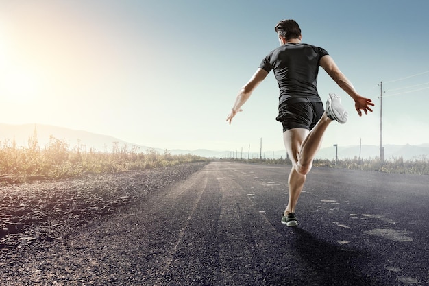 Człowiek w sportowej bieganie do ćwiczeń, fitness i zdrowego stylu życia. Różne środki przekazu