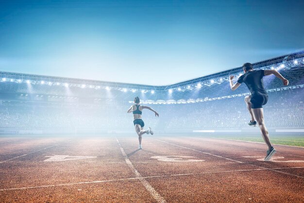 Człowiek w sportowej bieganie do ćwiczeń, fitness i zdrowego stylu życia. Różne środki przekazu