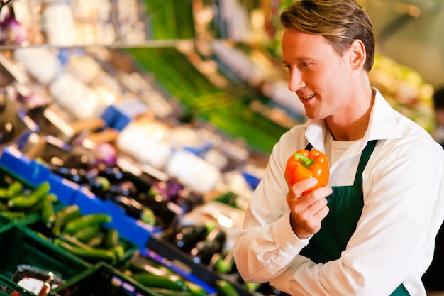 Zdjęcie człowiek w supermarkecie jako sprzedawca