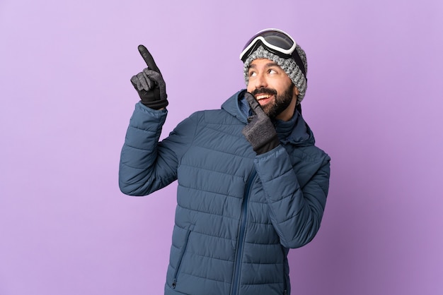 Człowiek w zimowe ubrania i gogle narciarza
