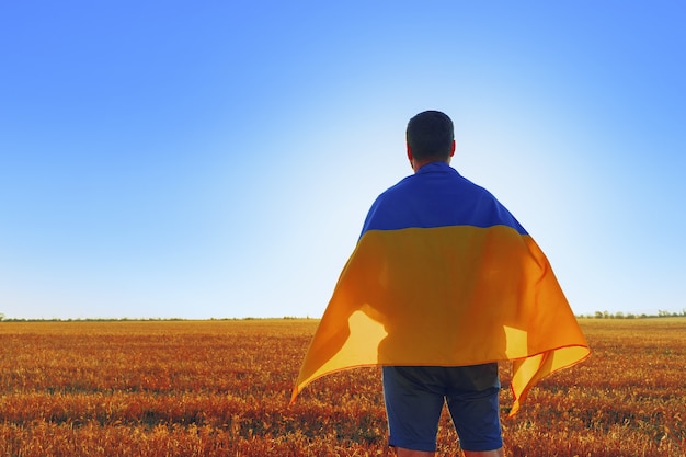 Człowiek z flagą Ukrainy w polu