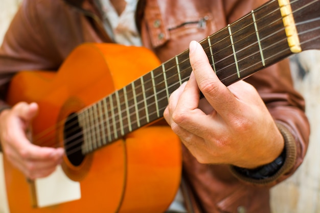 człowiek z gitarą w zrujnowanym budynku w stylu miejskim